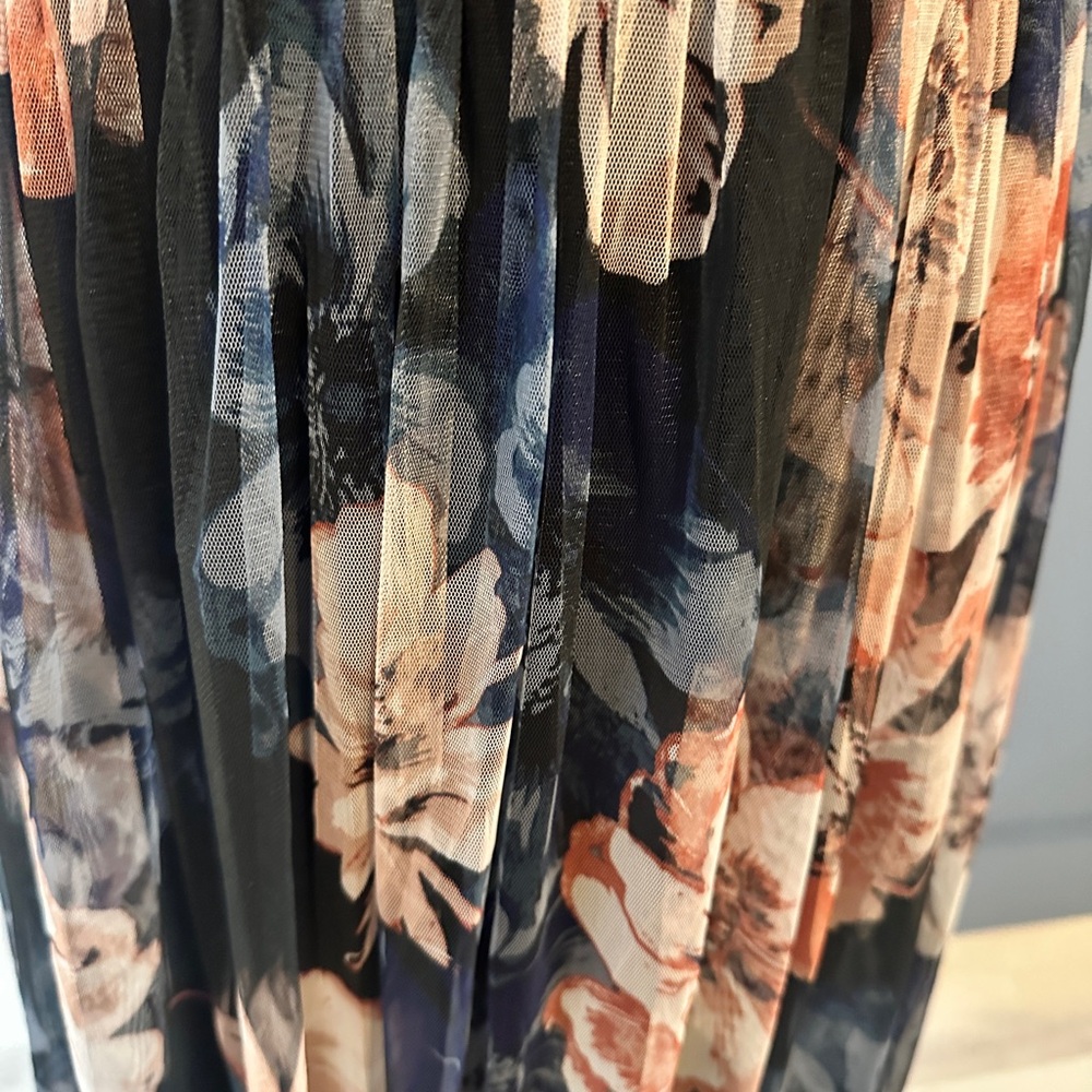 Floral Print Sleeveless Dress - Picture 2 of 4